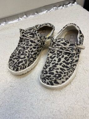 Hey Dude Wendy Cheetah Grey Womens 9 Slip On Loafers Lightweight Comfort Shoes